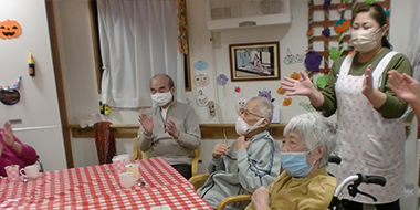 おいくつになっても誕生日はお祝いしたいもの。職員・ご利用者様全員で、Happy Birth Day!