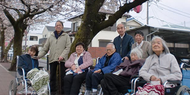 お散歩で、近所の小学校前にある立派な桜を鑑賞。ピカピカの1年生もたくさん通り癒されます。