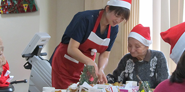 職員がサンタクロースに扮してのクリスマス会。手作りケーキを召し上がっていただきました。