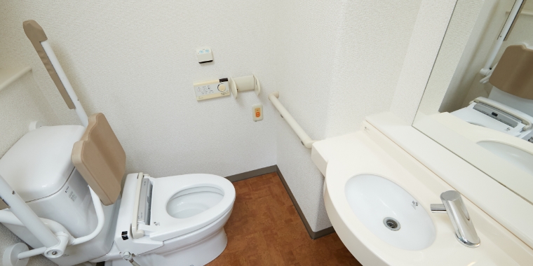 室内のトイレにはバリアフリーが確保されています。トイレには手洗い場、壁にはミラーがついています。