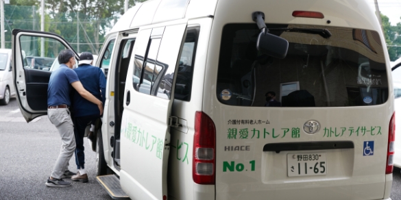 入り口のすぐ横に施設の車を止められます。広々とした敷地には駐車場もございますので面会時にも便利です。