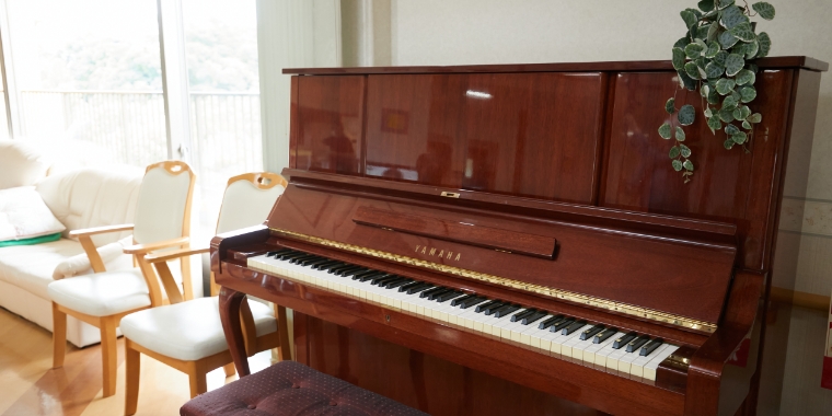 室内には上品で風情のあるピアノが設けられているスペースがあります。